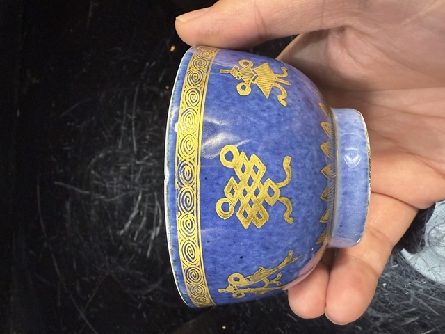 古玩陶瓷灑藍描金八寶紋茶碗真品鑒賞圖