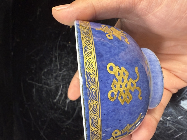 古玩陶瓷灑藍描金八寶紋茶碗真品鑒賞圖