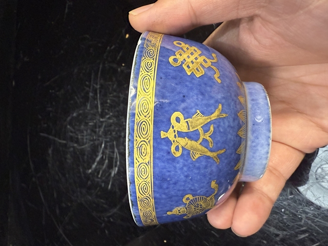 古玩陶瓷灑藍描金八寶紋茶碗真品鑒賞圖