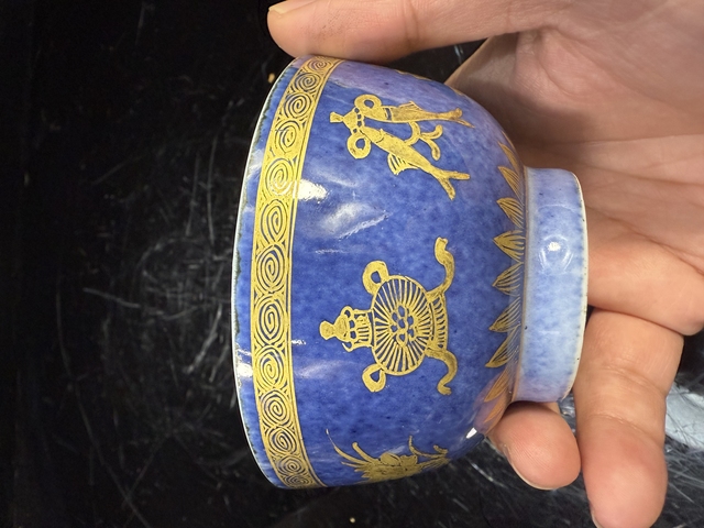 古玩陶瓷灑藍描金八寶紋茶碗真品鑒賞圖