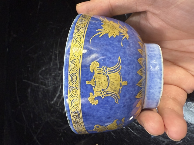 古玩陶瓷灑藍描金八寶紋茶碗真品鑒賞圖