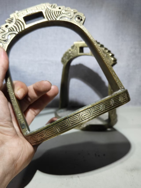 古玩銅器馬蹬真品鑒賞圖