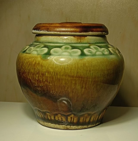 古玩陶瓷褐綠釉印花蓋罐真品鑒賞圖