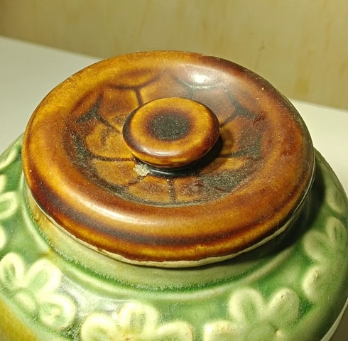 古玩陶瓷褐綠釉印花蓋罐真品鑒賞圖