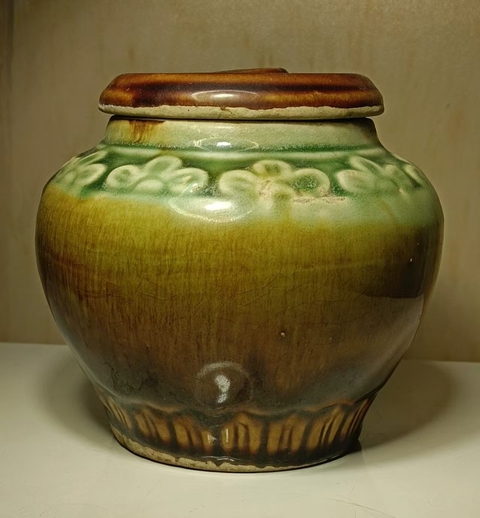 古玩陶瓷褐綠釉印花蓋罐真品鑒賞圖