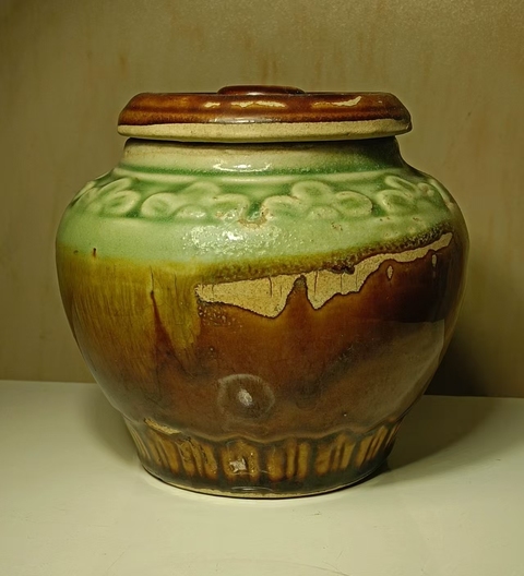 古玩陶瓷褐綠釉印花蓋罐真品鑒賞圖
