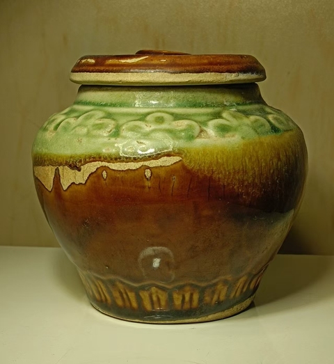古玩陶瓷褐綠釉印花蓋罐真品鑒賞圖