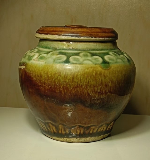 古玩陶瓷褐綠釉印花蓋罐真品鑒賞圖