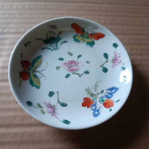 古玩陶瓷花蝶紋粉彩盤真品鑒賞圖