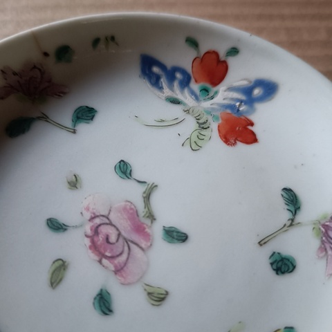 古玩陶瓷花蝶紋粉彩盤真品鑒賞圖
