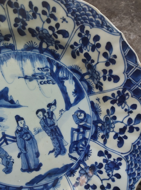 古玩陶瓷青花人物故事紋花口盤真品鑒賞圖