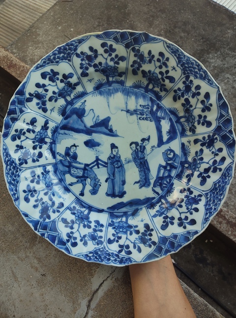 古玩陶瓷青花人物故事紋花口盤真品鑒賞圖