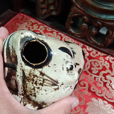 古玩陶瓷青花褐彩貓兒枕真品鑒賞圖