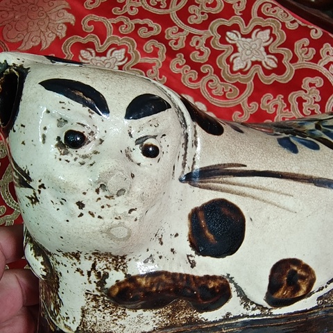 古玩陶瓷青花褐彩貓兒枕真品鑒賞圖