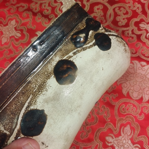 古玩陶瓷青花褐彩貓兒枕真品鑒賞圖