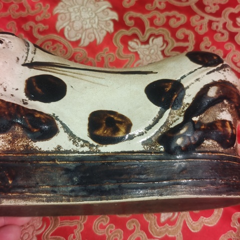 古玩陶瓷青花褐彩貓兒枕真品鑒賞圖