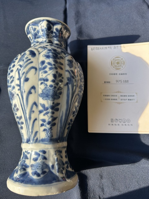 古玩陶瓷花卉紋青花瓜棱瓶真品鑒賞圖