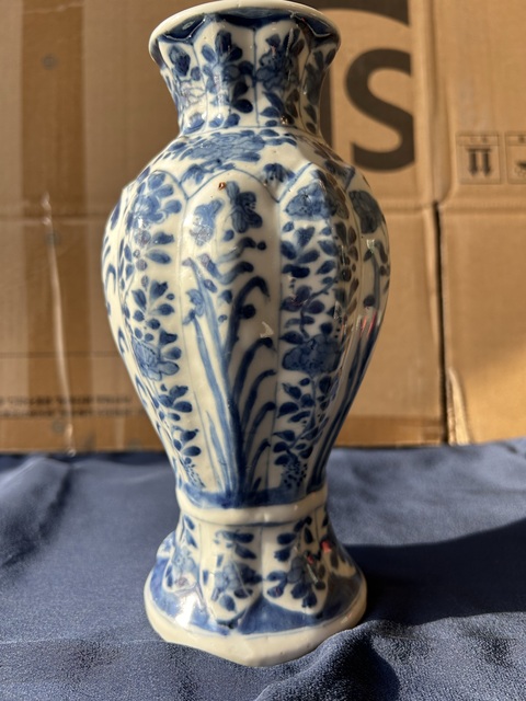 古玩陶瓷花卉紋青花瓜棱瓶真品鑒賞圖