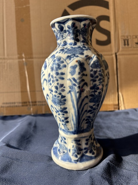 古玩陶瓷花卉紋青花瓜棱瓶真品鑒賞圖