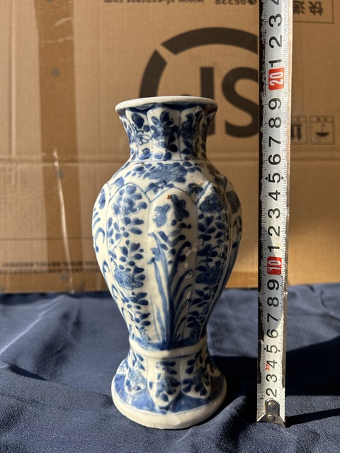 古玩陶瓷花卉紋青花瓜棱瓶真品鑒賞圖