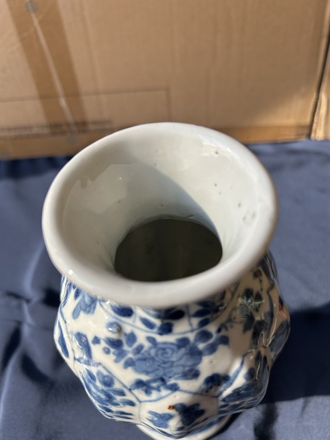 古玩陶瓷花卉紋青花瓜棱瓶真品鑒賞圖