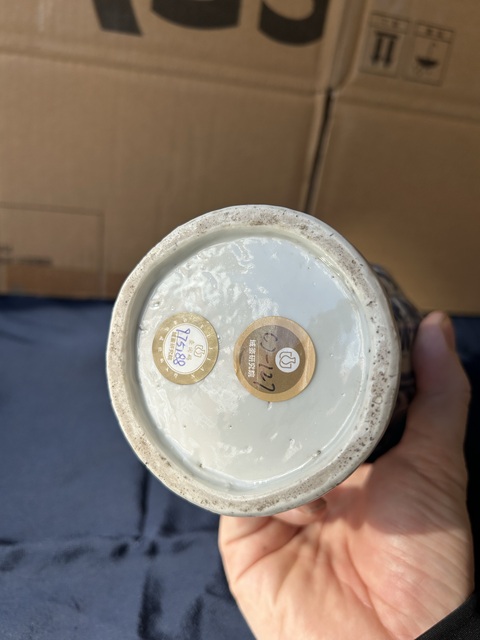 古玩陶瓷花卉紋青花瓜棱瓶真品鑒賞圖