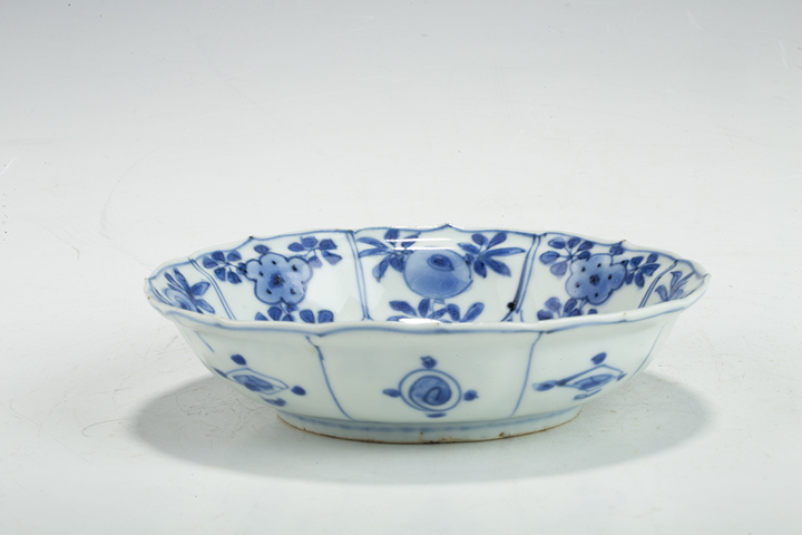 古玩陶瓷明晚·青花雜寶花卉紋花口盤真品鑒賞圖