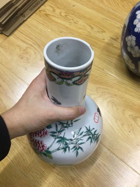 古玩陶瓷粉彩花卉紋天球瓶真品鑒賞圖