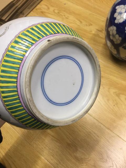 古玩陶瓷粉彩花卉紋天球瓶真品鑒賞圖