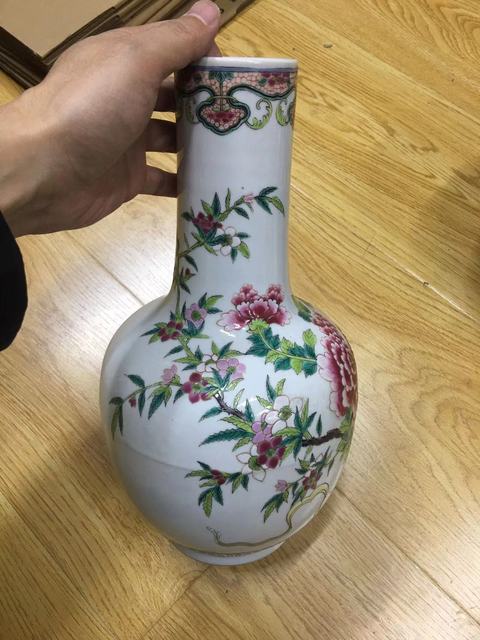 古玩陶瓷粉彩花卉紋天球瓶真品鑒賞圖