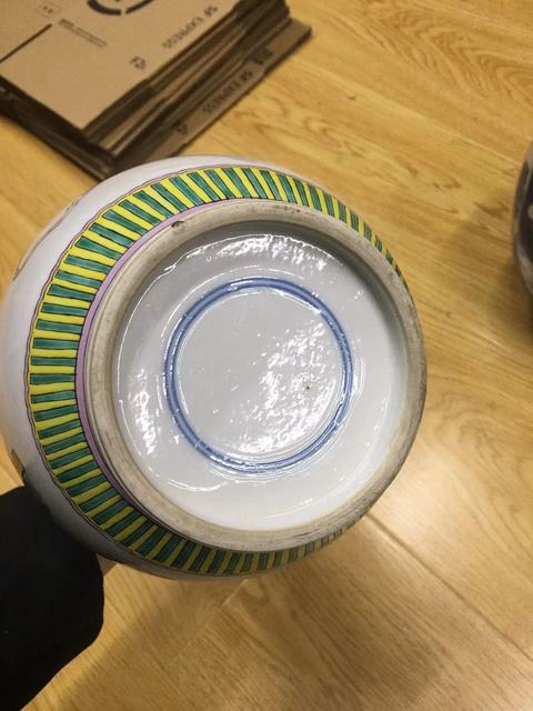 古玩陶瓷粉彩花卉紋天球瓶真品鑒賞圖