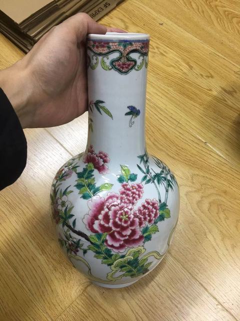 古玩陶瓷粉彩花卉紋天球瓶真品鑒賞圖
