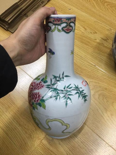 古玩陶瓷粉彩花卉紋天球瓶真品鑒賞圖
