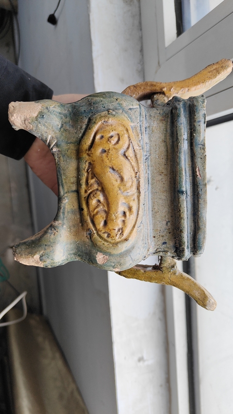 古玩陶瓷三彩四足龍紋鼎式香爐真品鑒賞圖