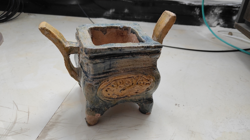 古玩陶瓷三彩四足龍紋鼎式香爐真品鑒賞圖