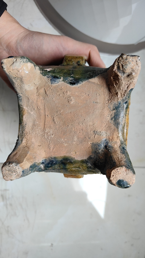 古玩陶瓷三彩四足龍紋鼎式香爐真品鑒賞圖