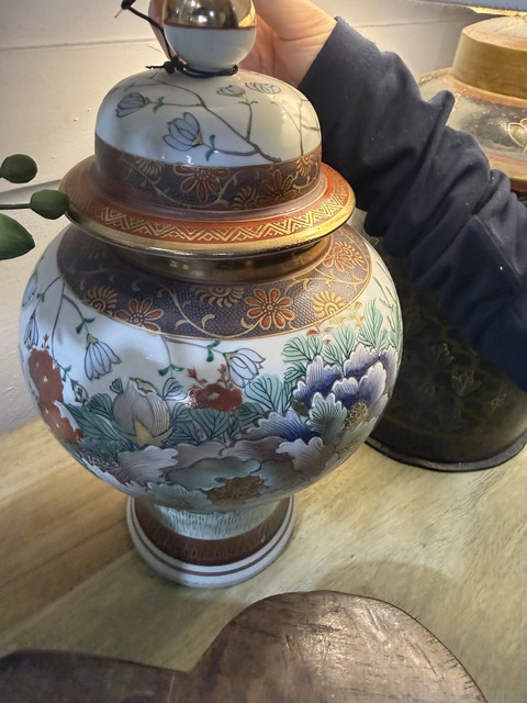 古玩陶瓷日本大正彩繪花卉紋罐真品鑒賞圖