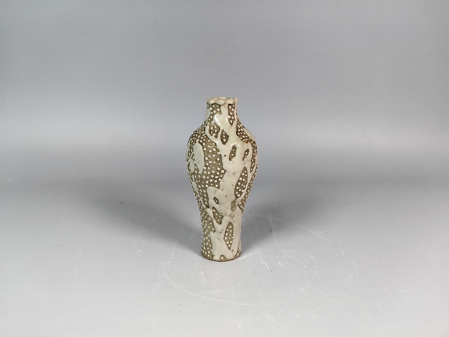 古玩陶瓷清晚珍珠地花卉紋賞瓶真品鑒賞圖