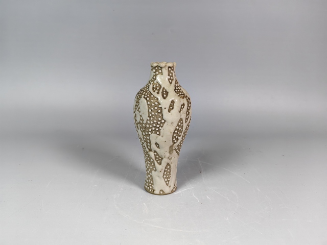 古玩陶瓷清晚珍珠地花卉紋賞瓶真品鑒賞圖