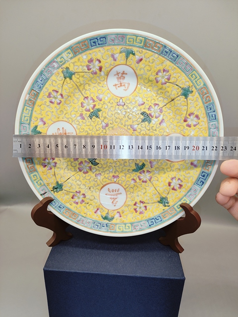 古玩陶瓷黃地粉彩萬壽無疆盤真品鑒賞圖