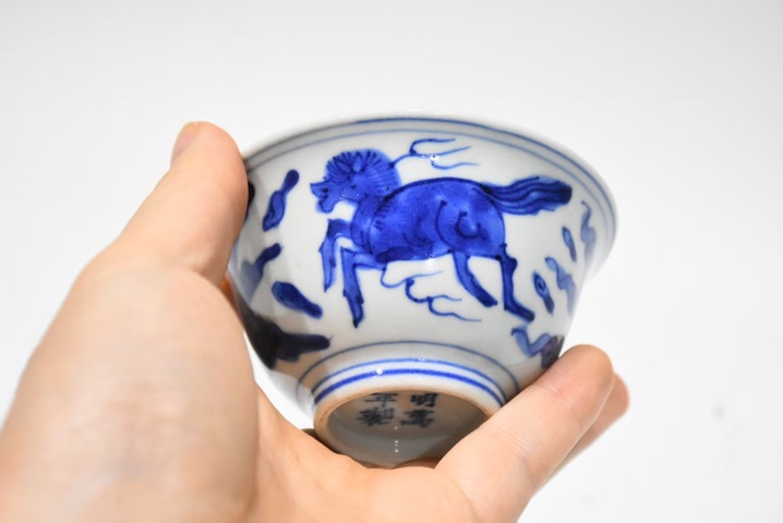 古玩陶瓷青花海馬紋杯（日本）真品鑒賞圖