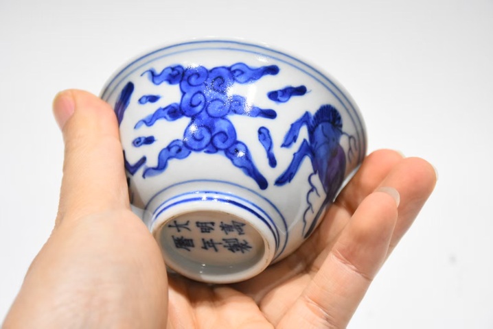 古玩陶瓷青花海馬紋杯（日本）真品鑒賞圖