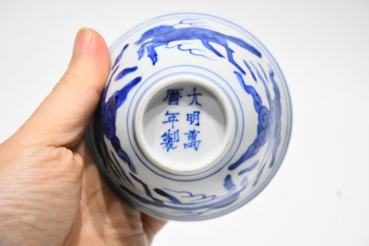古玩陶瓷青花海馬紋杯（日本）真品鑒賞圖
