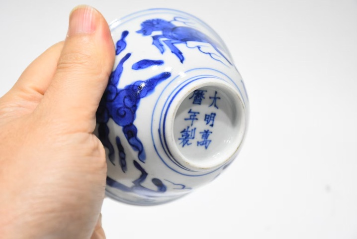 古玩陶瓷青花海馬紋杯（日本）真品鑒賞圖