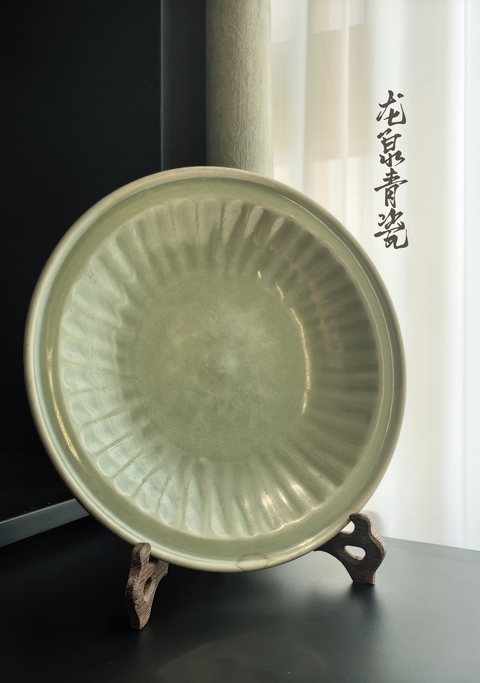 古玩陶瓷元代龍泉青瓷刻線條紋折沿盤拍賣，當(dāng)前價(jià)格18888元