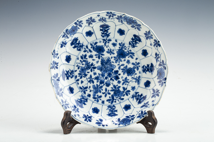 古玩陶瓷康熙·青花花卉紋花口盤真品鑒賞圖