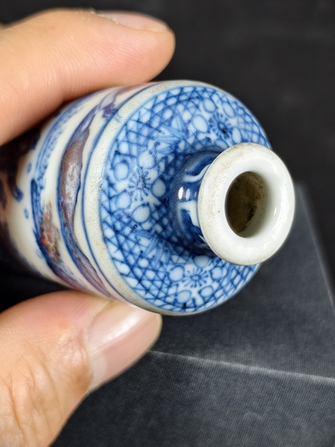 古玩陶瓷青花釉里紅人物紋鼻煙壺真品鑒賞圖