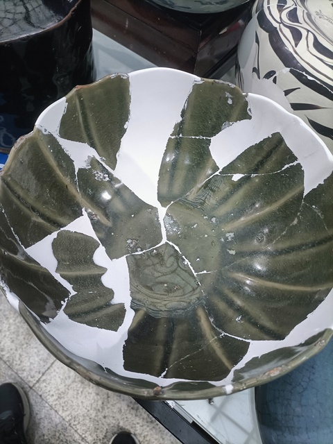 古玩陶瓷東溝青釉花口碗真品鑒賞圖