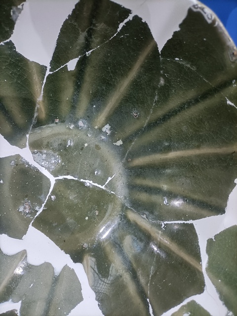 古玩陶瓷東溝青釉花口碗真品鑒賞圖