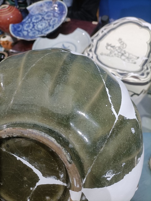 古玩陶瓷東溝青釉花口碗真品鑒賞圖